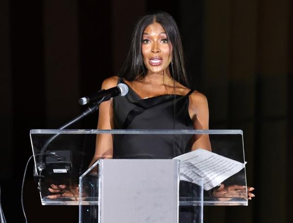 Naomi Campbell accepts the Fashion Icon Award